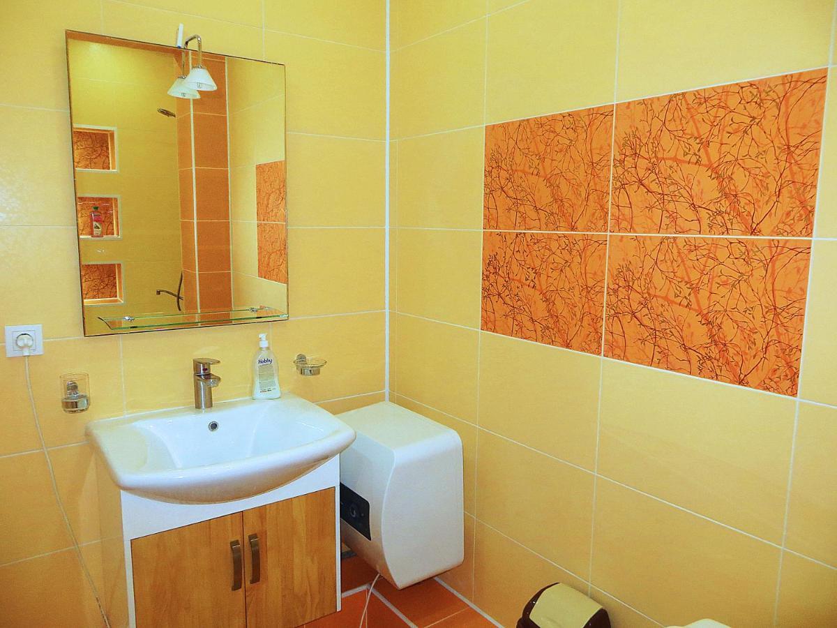 Yellow Apartment In The Center Of Bisjkek Eksteriør bilde